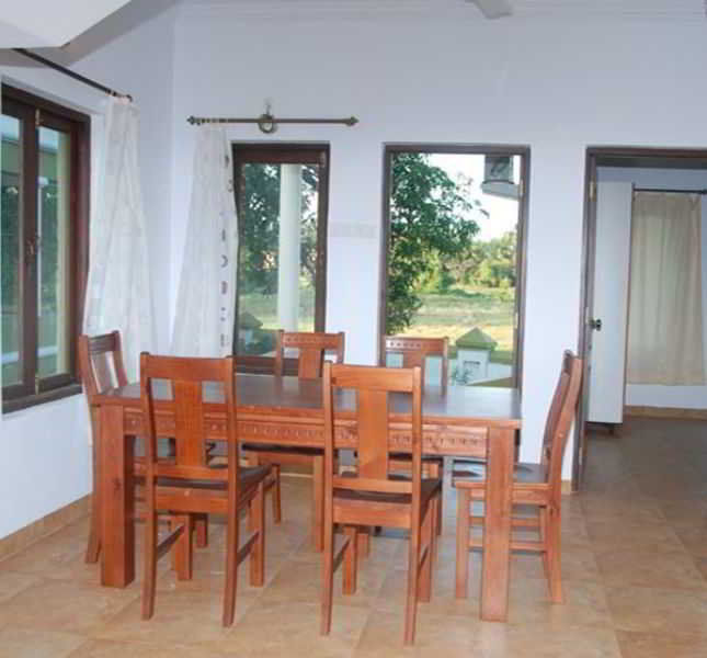 White Square Nirvana, Parra Mapusa Extérieur photo